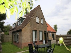 Gelegen in het dorp Buren op Ameland vindt u dit mooi gelegen 6p vakantiehuis