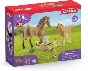 Schleich Horse Club Speelfigurenset Sarah Zorgt voor de Jonge Dieren Kinderspeelgoed voor Jongens en Meisjes 5 tot 12 jaar 9 Onderdelen 42432